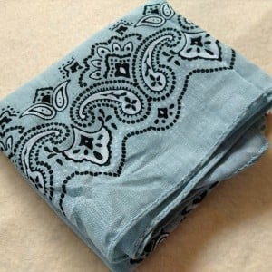 眠っている「大判のハンカチ1枚」今日からバッグに忍ばせたくなる！結ぶだけでOK【便利な使い道】