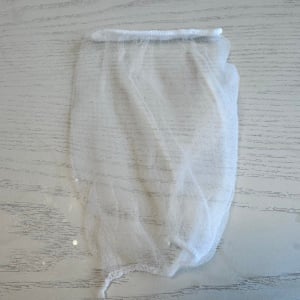 1枚で2役こなす！排水口にセットする前の「水切りネット」の“意外な使い方”「目の細かさがいい」