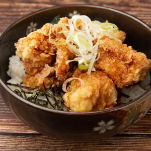 手間もコストも抑える。「食費が少ない人」が頑張りたくない日によく作る“3つのどんぶりメニュー”