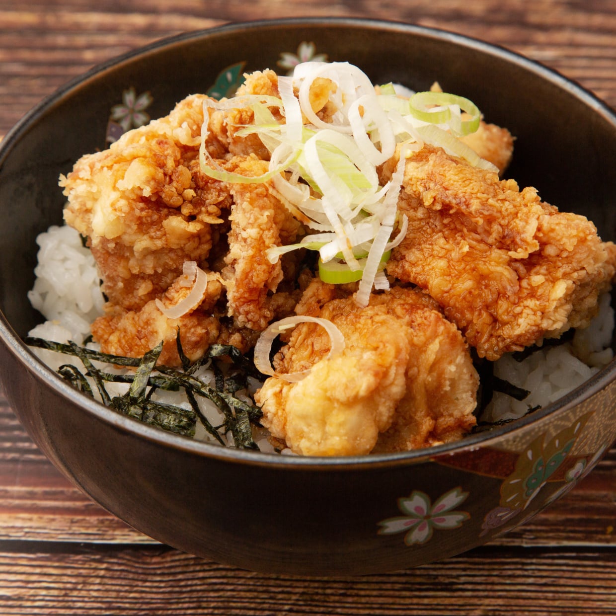  手間もコストも抑える。「食費が少ない人」が頑張りたくない日によく作る“3つのどんぶりメニュー” 