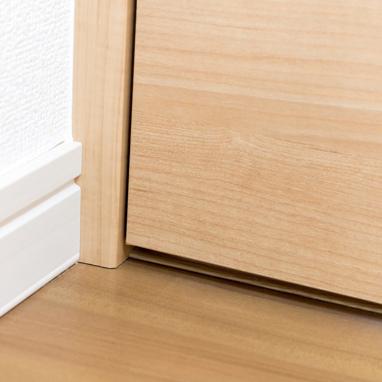  いざという時に！身近にあるもので「ドアのすき間風」を防ぐアイデア「肌寒い日の室温が快適」 