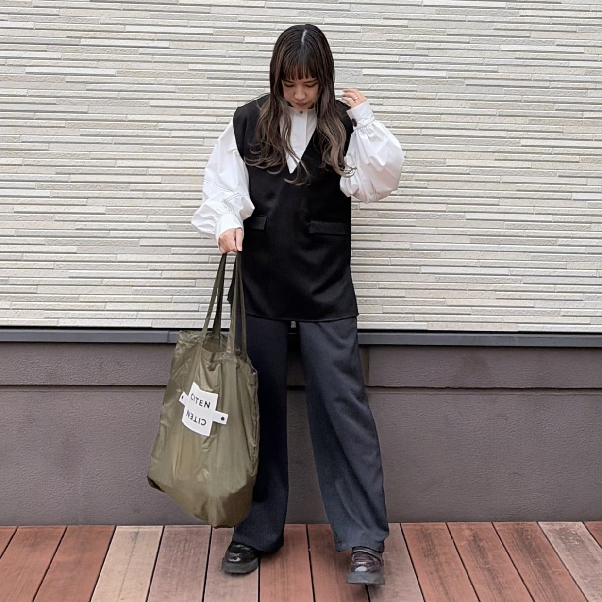  「おしゃれさんだよね」と噂されちゃう。春の【ワイドパンツ】着こなし術3選 