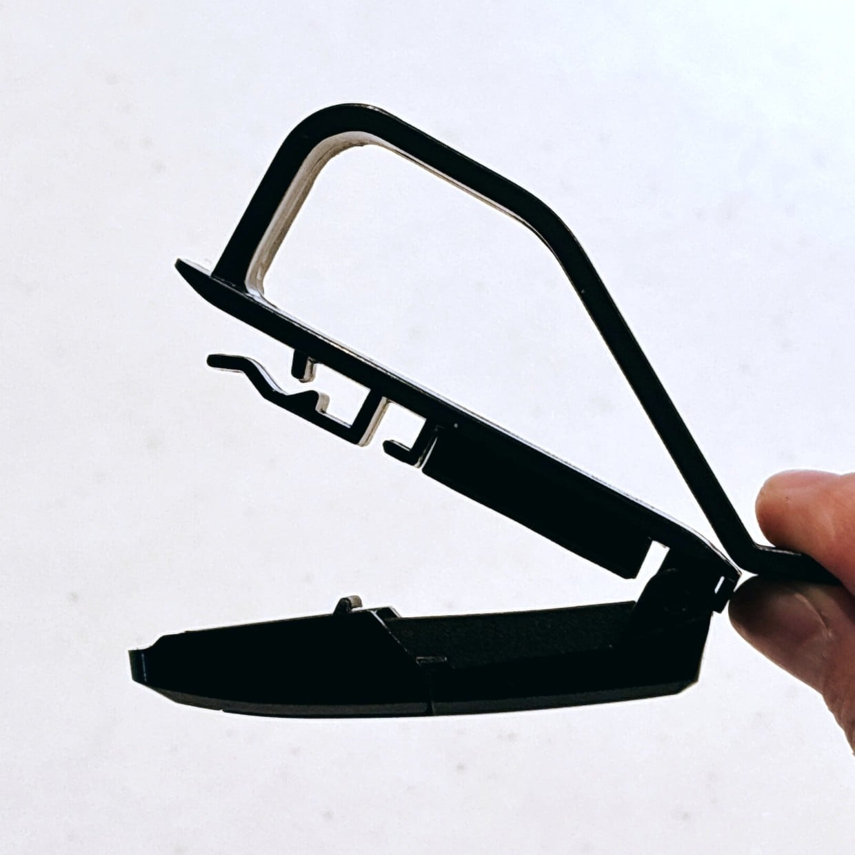  車通勤の夫に伝えなきゃ。【ダイソー】ホッチキスのような見た目をした発明品の正体とは？ 