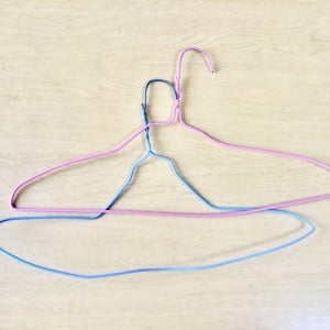 くねくね斬新！便利な使い方発見しちゃった！使っていない「針金ハンガー」の【意外過ぎる使い道2選】