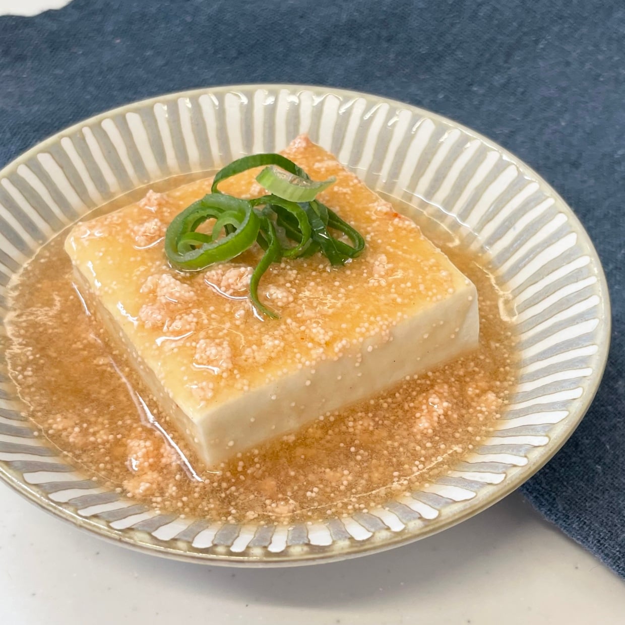  「1本加えるだけ」いつもの豆腐の満足感が一気に上がる食材「ビタミンB群もとれる」 