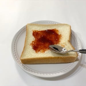「トーストに小さじ1塗るだけ」冷蔵庫に“余った赤い調味料”とマヨネーズを混ぜる満足アレンジ「甘辛い」