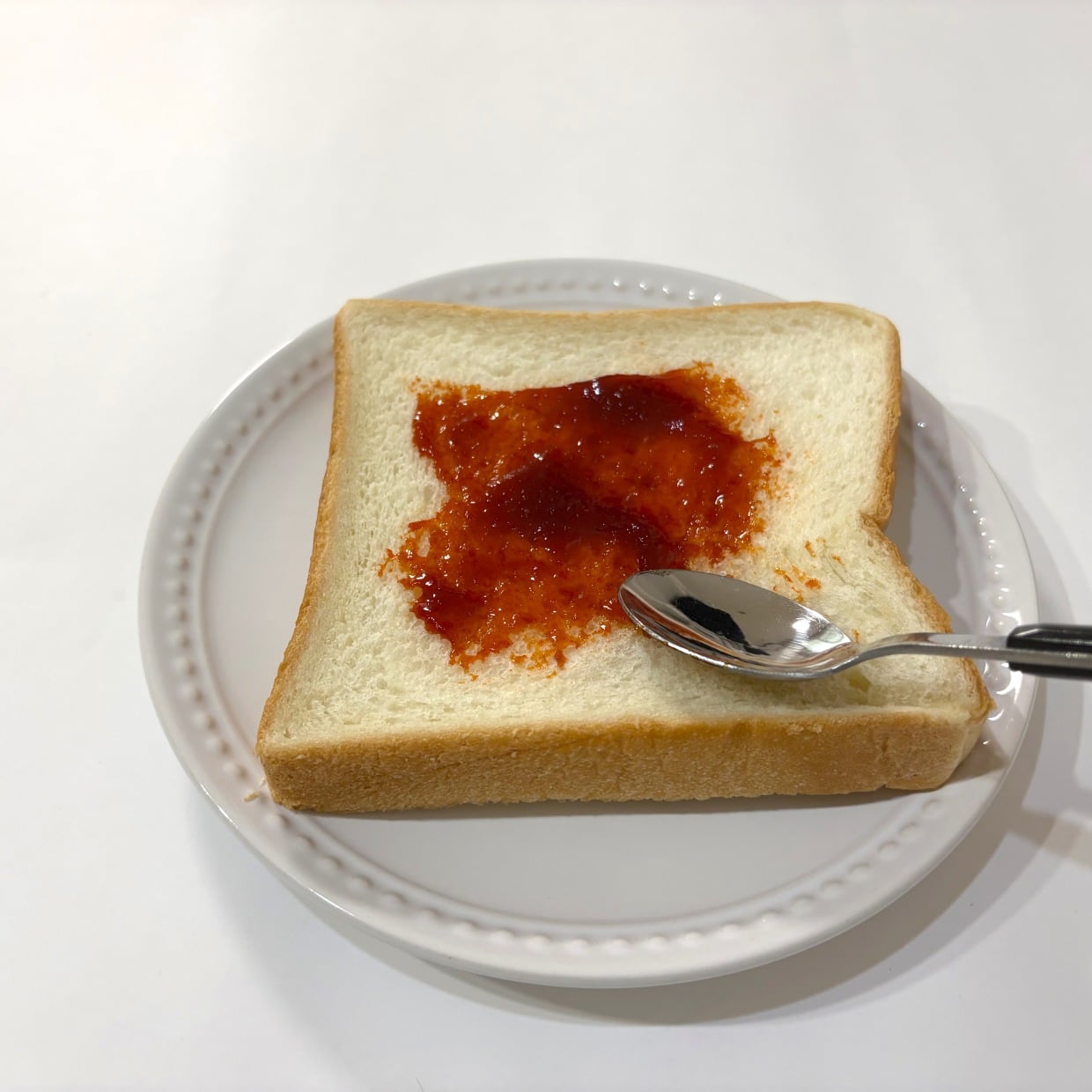  「トーストに小さじ1塗るだけ」冷蔵庫に“余った赤い調味料”とマヨネーズを混ぜる満足アレンジ「甘辛い」 