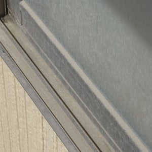 「窓サッシ」にごっそり溜まった“砂ぼこり・黒ずみ”放置しないで。家にある洗剤で完結【簡単掃除手順】