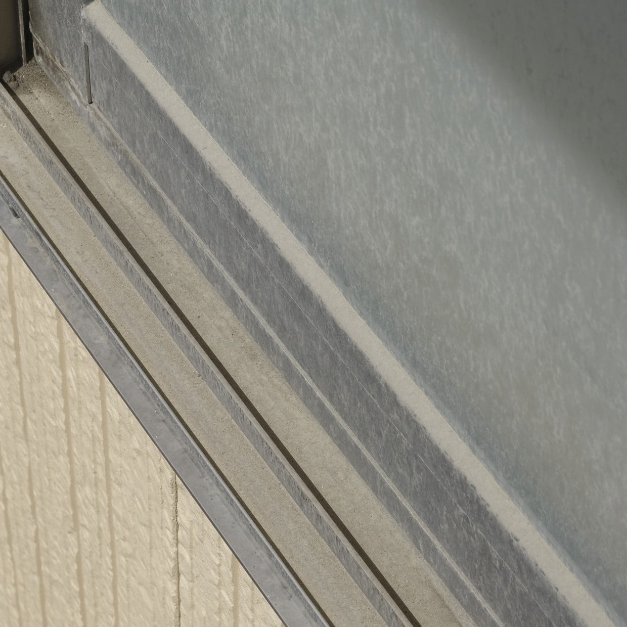  「窓サッシ」にごっそり溜まった“砂ぼこり・黒ずみ”放置しないで。家にある洗剤で完結【簡単掃除手順】 