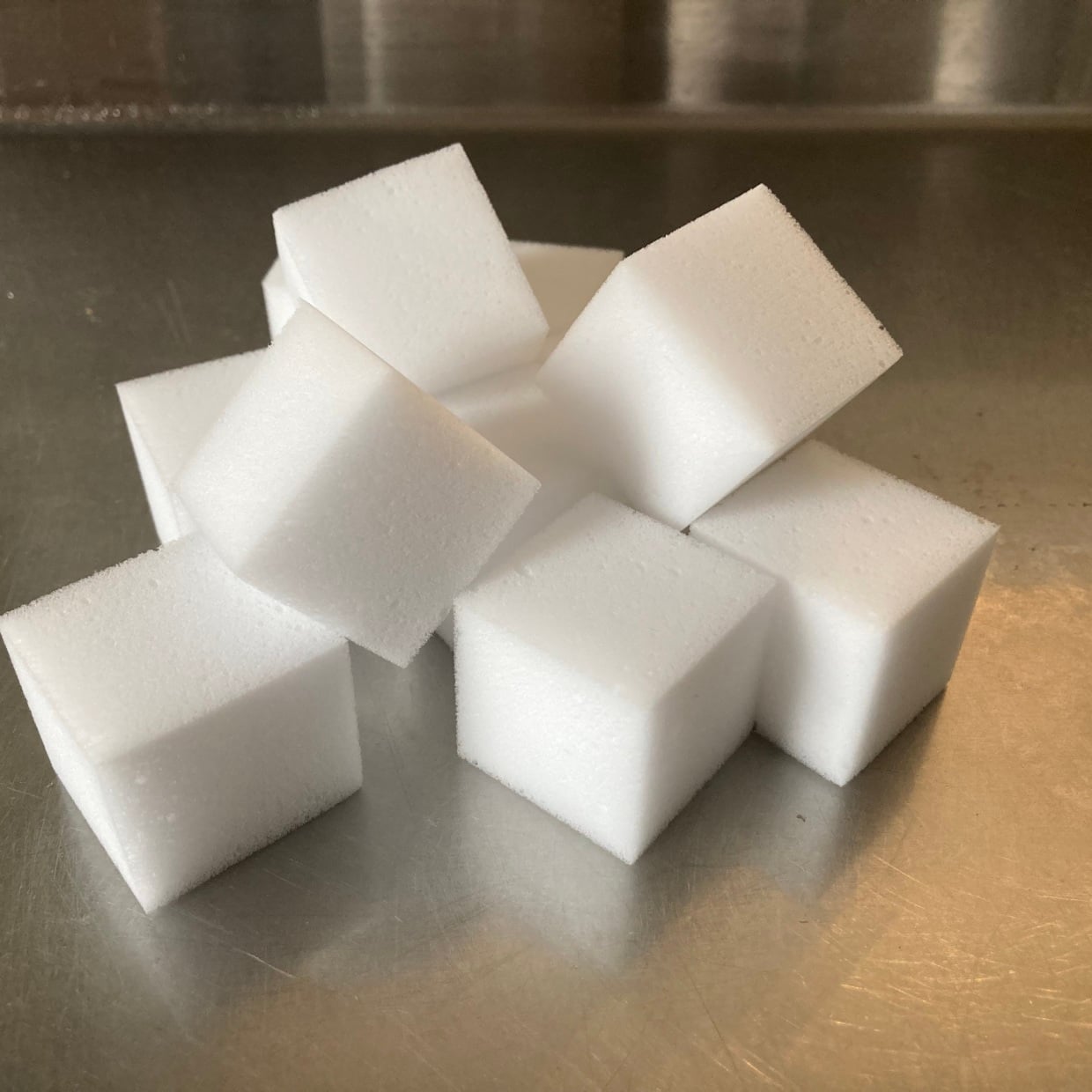  「メラミンスポンジ」できれいになる“意外な掃除ポイント”2つ「白に戻った」「キッチンにも常備したい」 