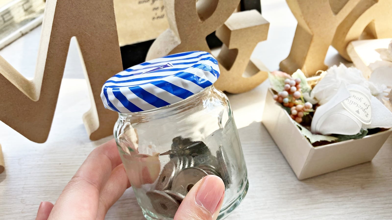 インテリアになじむジャムの空き瓶の「貯金箱」