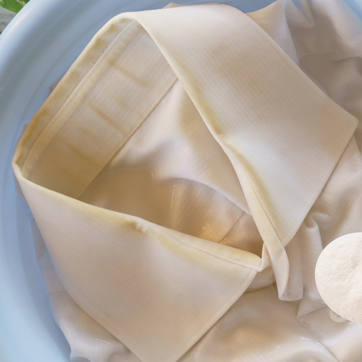  衣替えで出した「ブラウスの襟元」が黄ばんでる…。意外と知らない“つけ置きNG素材”と正しい洗い方 