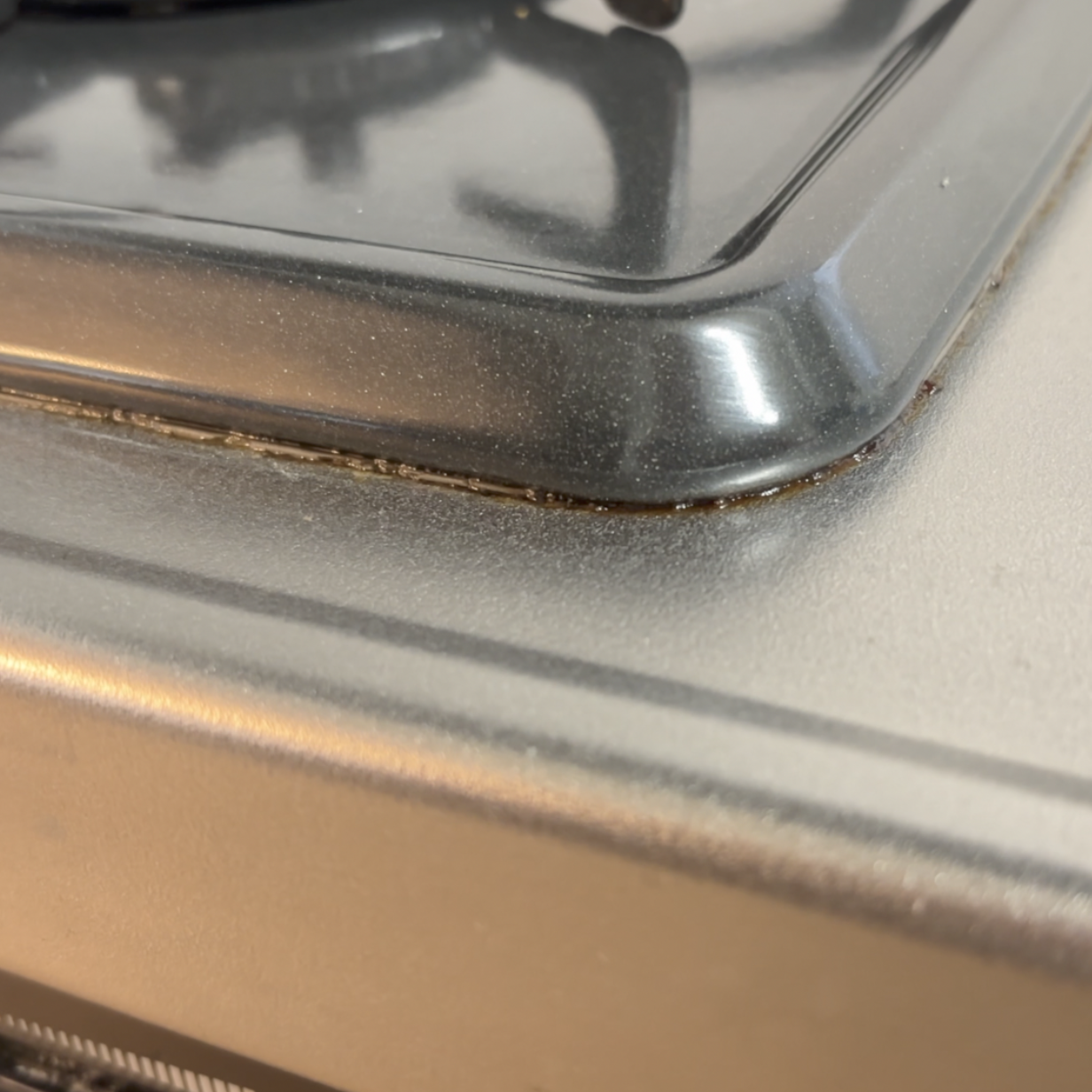  軽い力でスルン！ピカピカ！「コンロのすき間」の“ベタベタ汚れ”に密着させて落とす【簡単リセット術】 