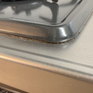 軽い力でスルン！ピカピカ！「コンロのすき間」の“ベタベタ汚れ”に密着させて落とす【簡単リセット術】