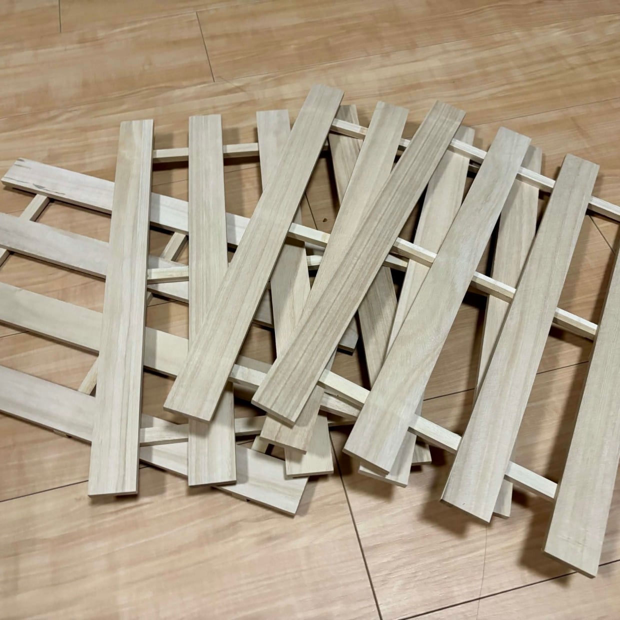  不器用さんでもできちゃうよ。釘不要！セリアの「すのこ」4個を組み合わせるだけの【おしゃれ収納棚】 