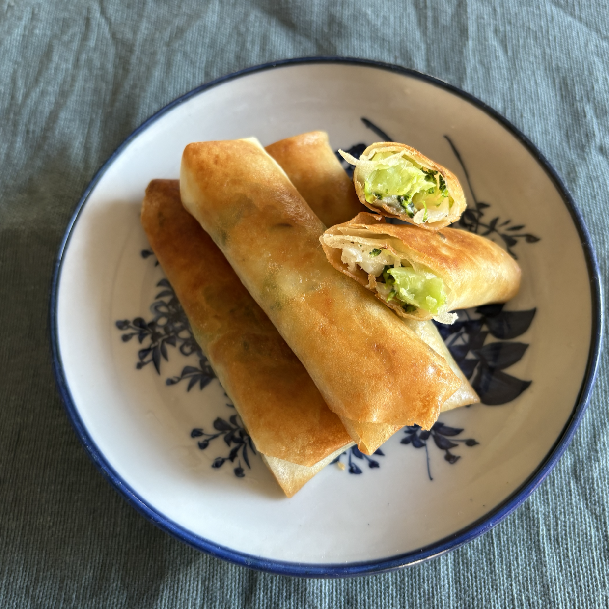  大さじ3の油で揚げるだけ！今が旬の新じゃが春巻き「箸が止まらない」「想像より簡単」 