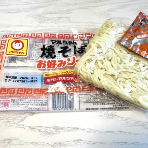 断然捨てやすいじゃん。「焼きそばの空き袋」に“パンパンに詰めても”結びやすくなる【捨て方アイデア】