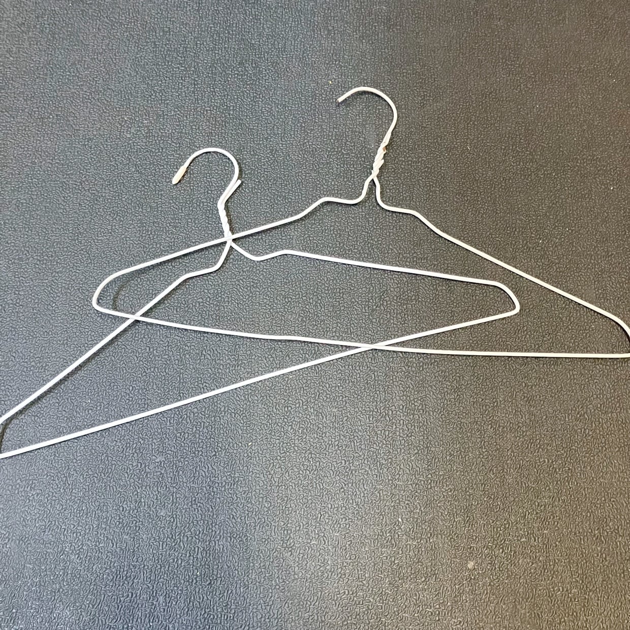  眠っている「針金ハンガー」は洗濯以外でも活躍する！形を少し変えると“家事がラク”になる使い方2選 