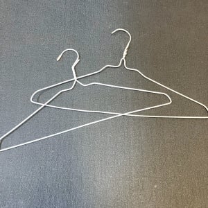 眠っている「針金ハンガー」は洗濯以外でも活躍する！形を少し変えると“家事がラク”になる使い方2選