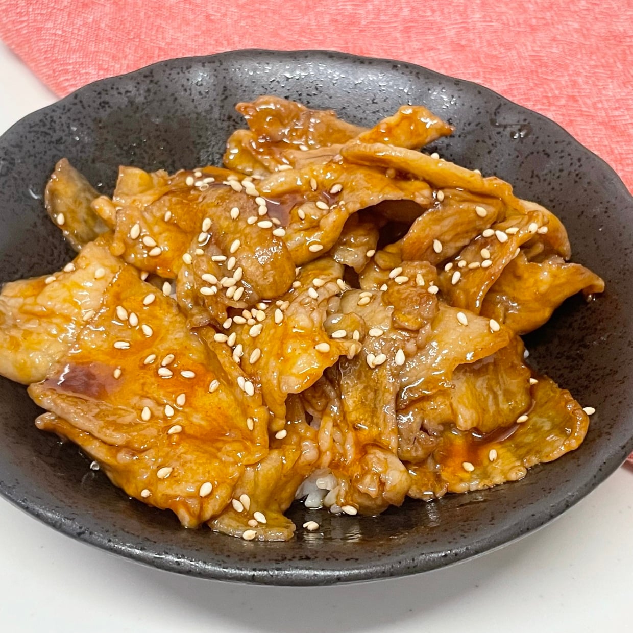  「小さじ1入れるだけ」いつもの豚肉がやみつきになる調味料「濃厚な味わい」 