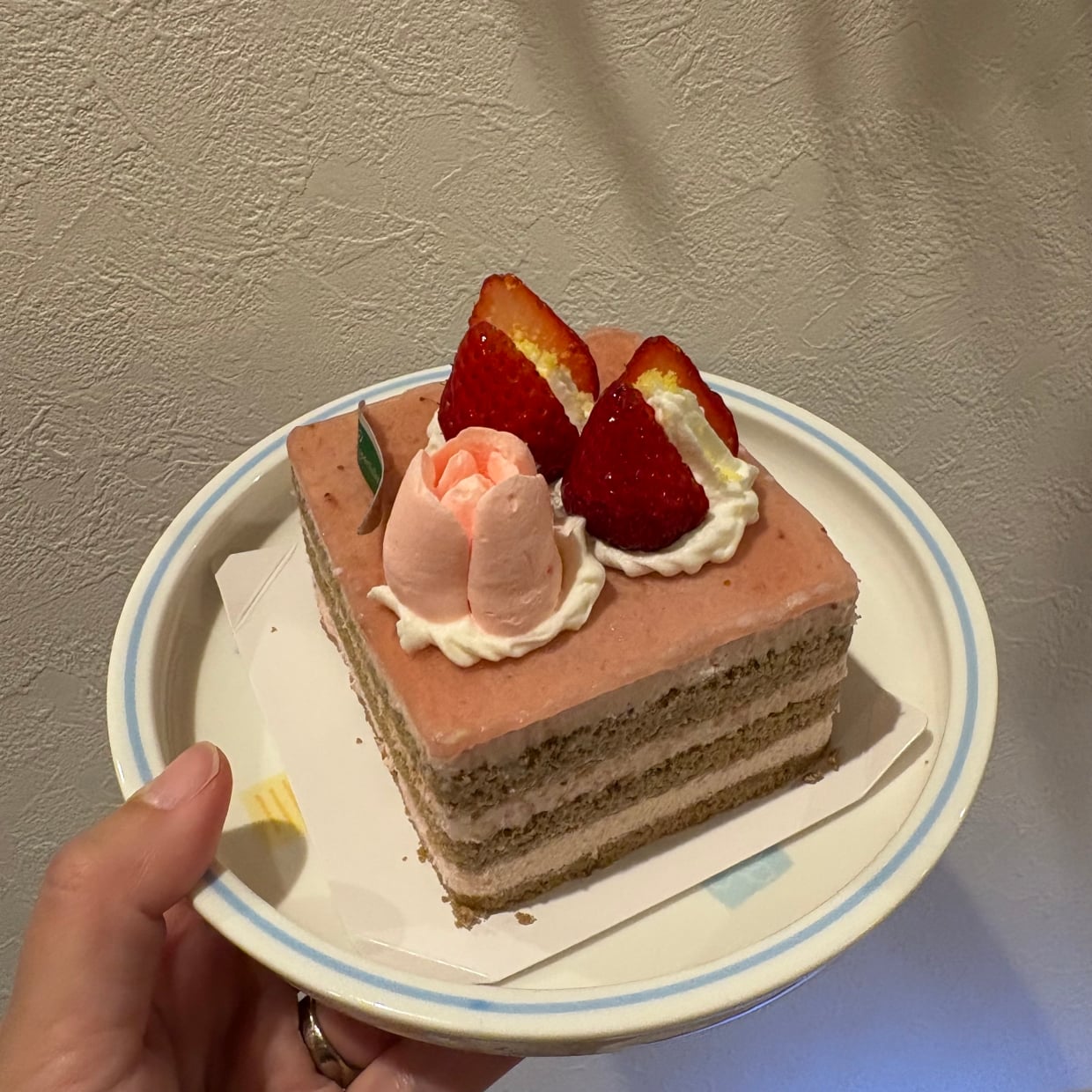  入学祝いの時に使う！ホールケーキを“崩さず劇的にきれいに切る”すぐ役に立つ裏ワザ 