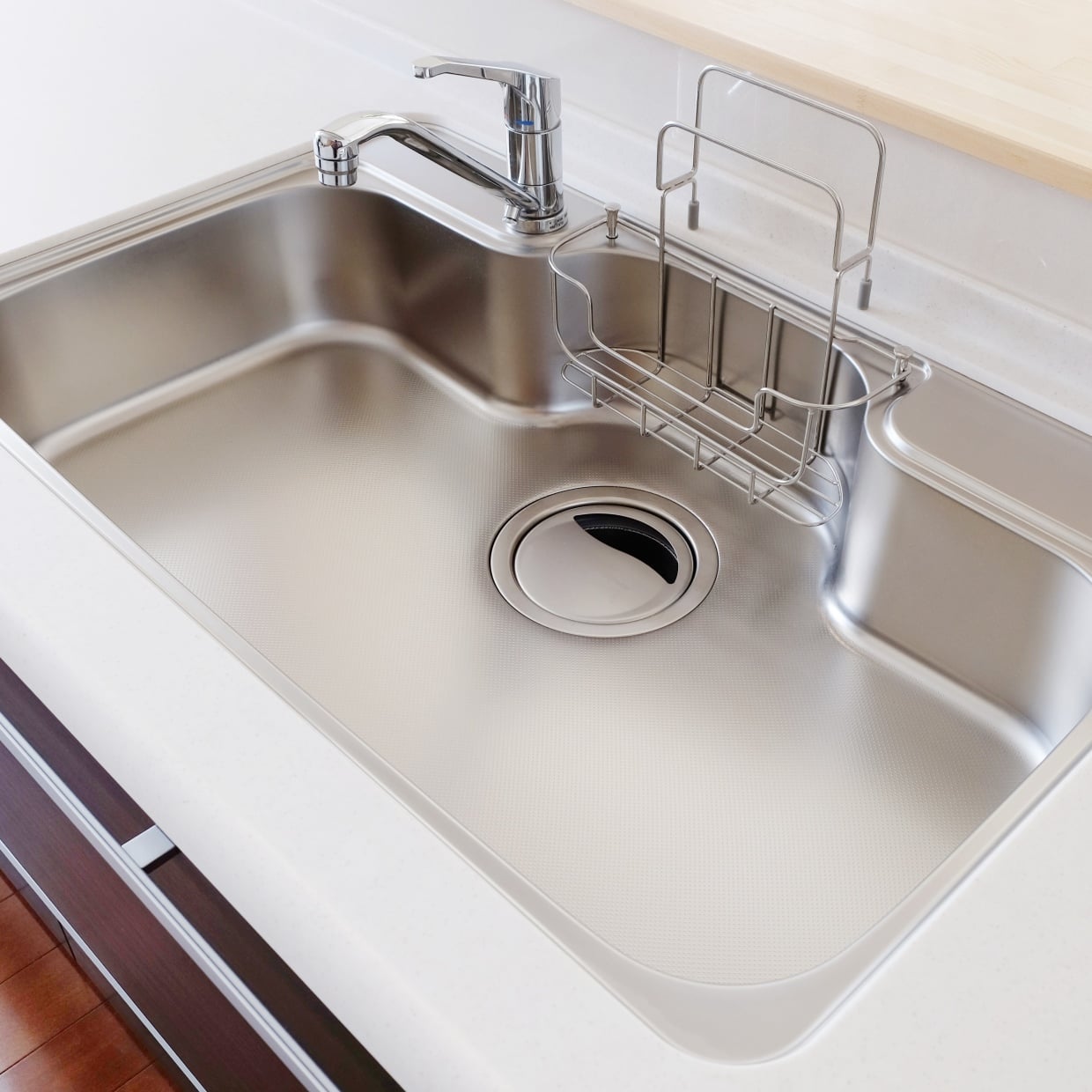  輝きやツヤが失われる…。「メラミンスポンジ」使用NGの“キッチンシンク”の特徴3選 