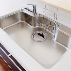 輝きやツヤが失われる…。「メラミンスポンジ」使用NGの“キッチンシンク”の特徴3選