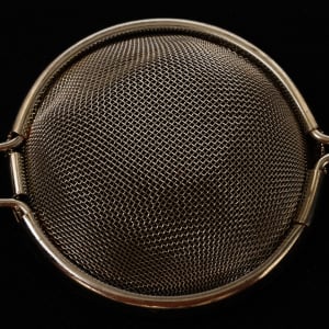 家に眠っている意外なアイテムに穴あける。“茶こし”なしでお茶をおいしく飲む【驚きのワザ】