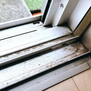 面倒な水洗いなし！砂ボコリがひどい「窓サッシ」をラクにきれいにするお手入れ術