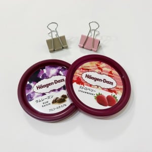 「ハーゲンダッツのフタ」と「ダブルクリップ」を組み合わせると玄関や小窓で活躍する【意外な活用術】