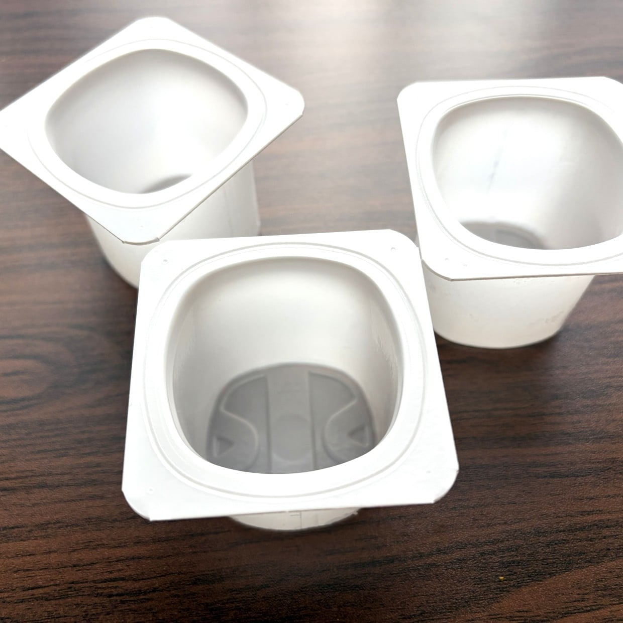 「ダノンヨーグルトの空き容器」を洗面台で!?あると役立つ【意外な活用アイデア3つ】