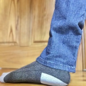 針も糸も使わない！長い「デニムの裾」を家にあるもので手軽に調整する【意外過ぎる文房具】