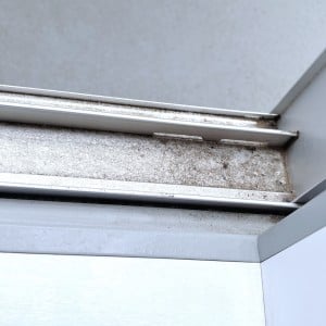 洗剤不要で水も流さずOK！強風や雨で汚れた「窓サッシ」の汚れを【1枚でラクに落とす掃除術】