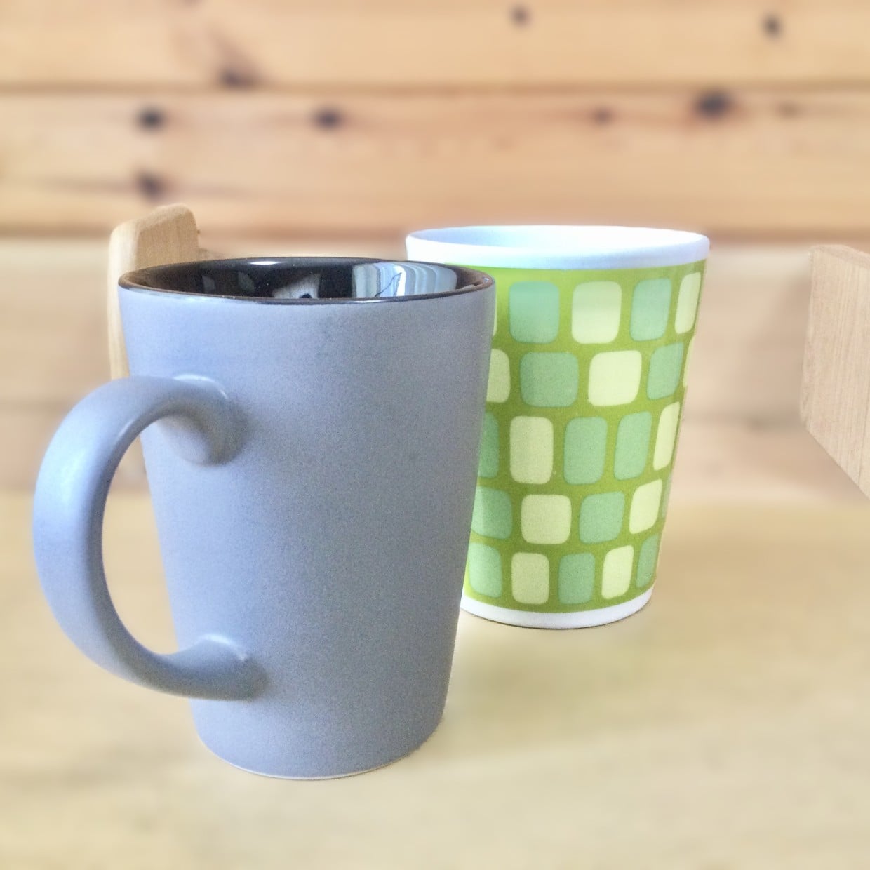  部屋が明るくなるよ。食器棚に眠っている「コップ」を工夫するだけで一気に華やかになる【癒しの活用術】 