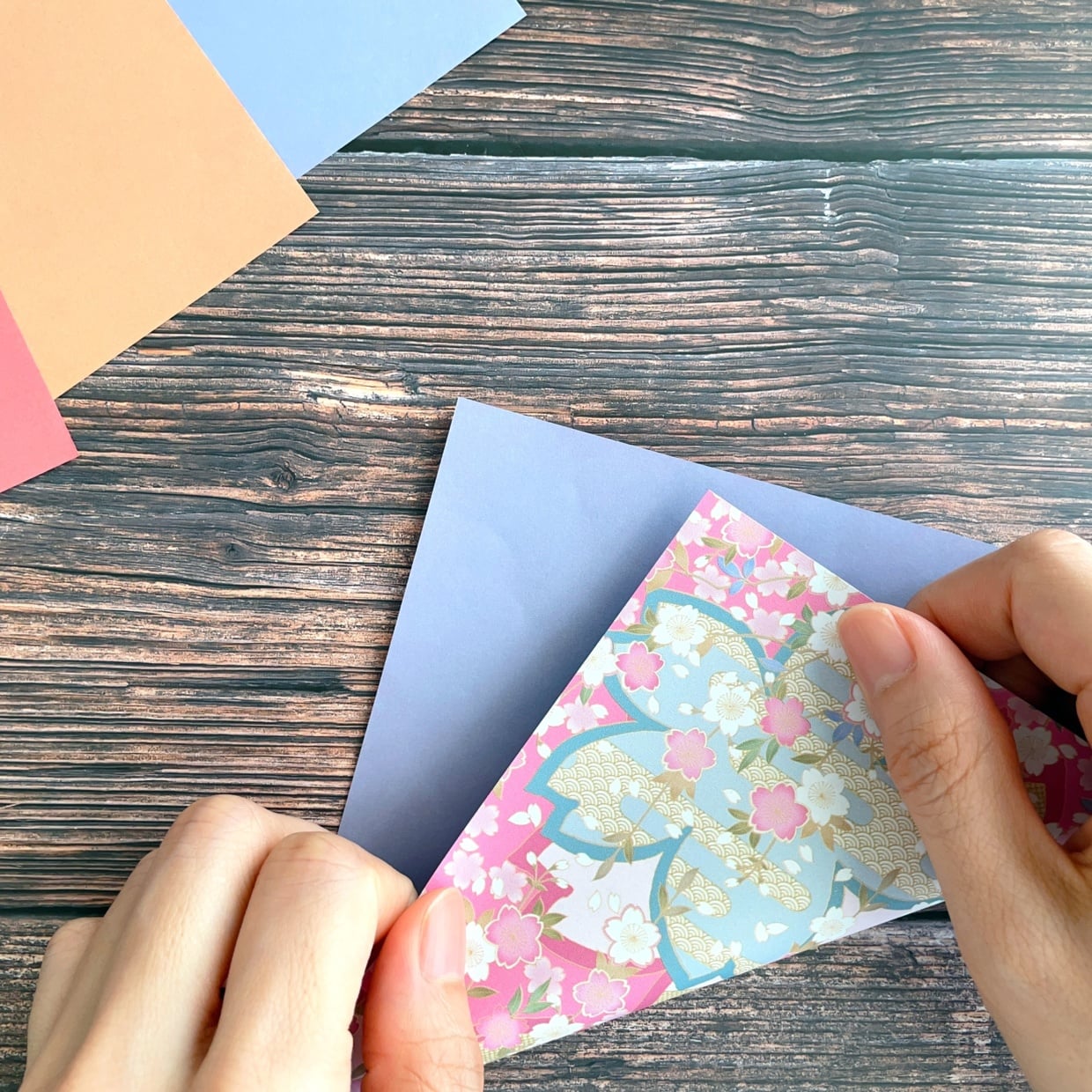  ハサミもノリも不要！「折り紙1枚」で写真立て？完成品のクオリティに拍手【デスクに置いても可愛い】 