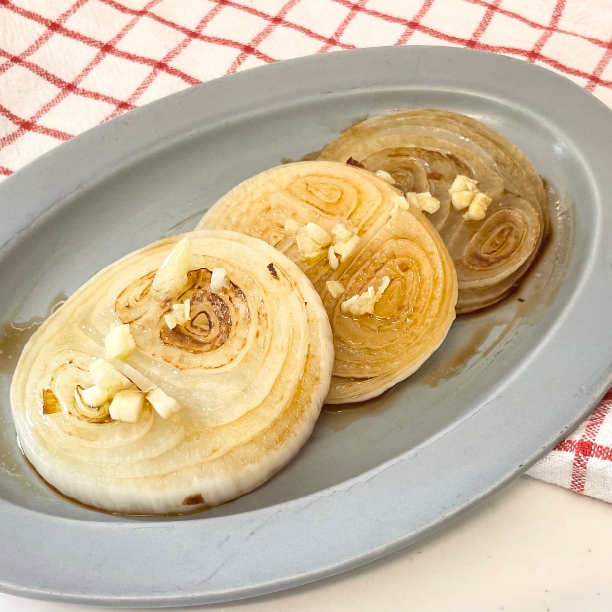  「新玉ねぎ」を焼くだけ！やみつきになる“調味料の組み合わせ”「ご飯がすすむ」「コクのある味わい」 