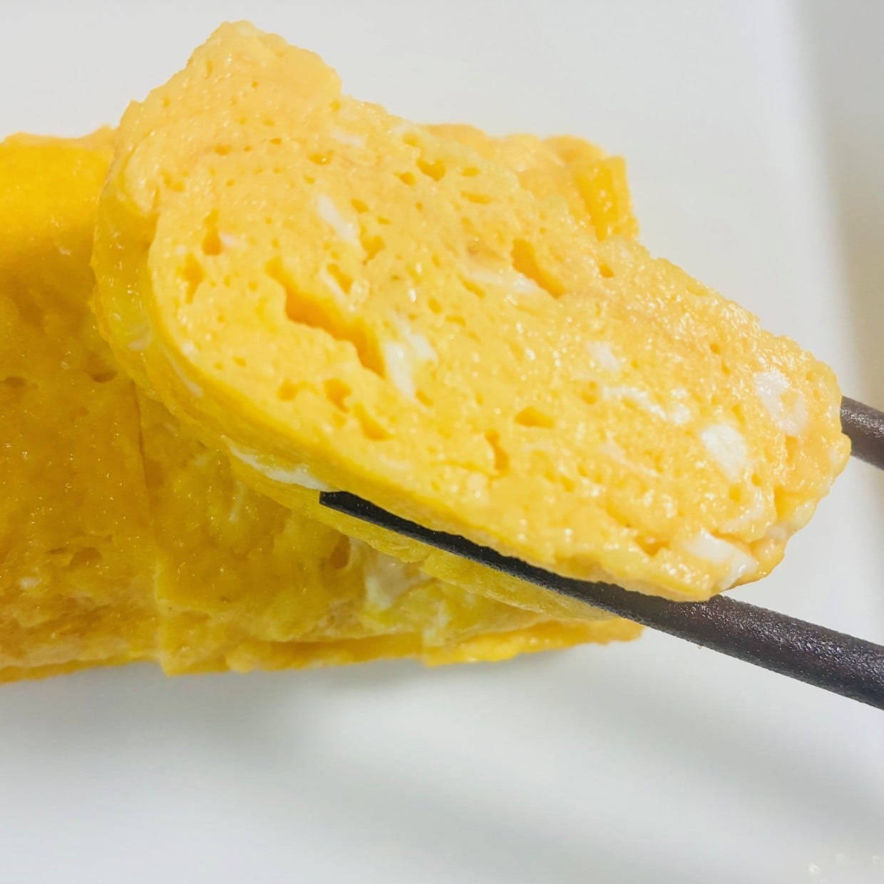  「焼く直前の工程を変えるだけ」大さじ2杯入れるだけで“卵焼きがフワフワ”になる裏ワザ「意外過ぎる」 