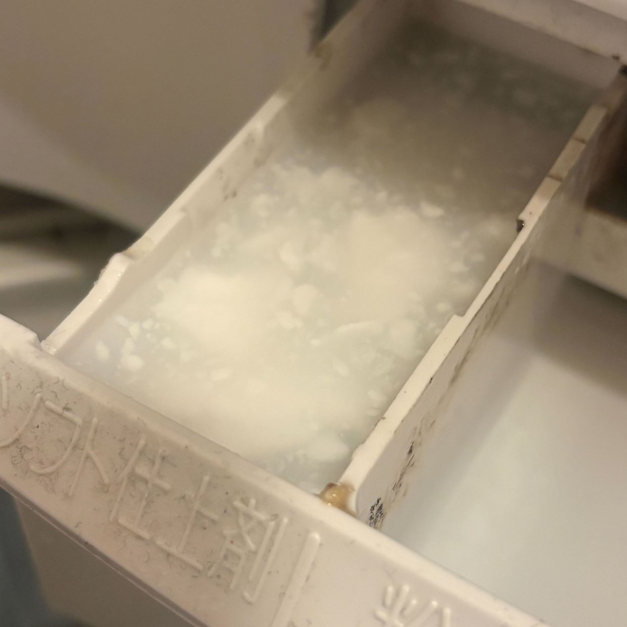  洗濯機「柔軟剤投入口」が詰まってドロドロ…。水で掃除は不十分？【原因と清潔を保つコツ】 