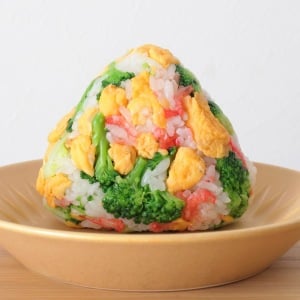 朝「おにぎり」に混ぜるだけ！栄養抜群になる“春に映える具材の組み合わせ”