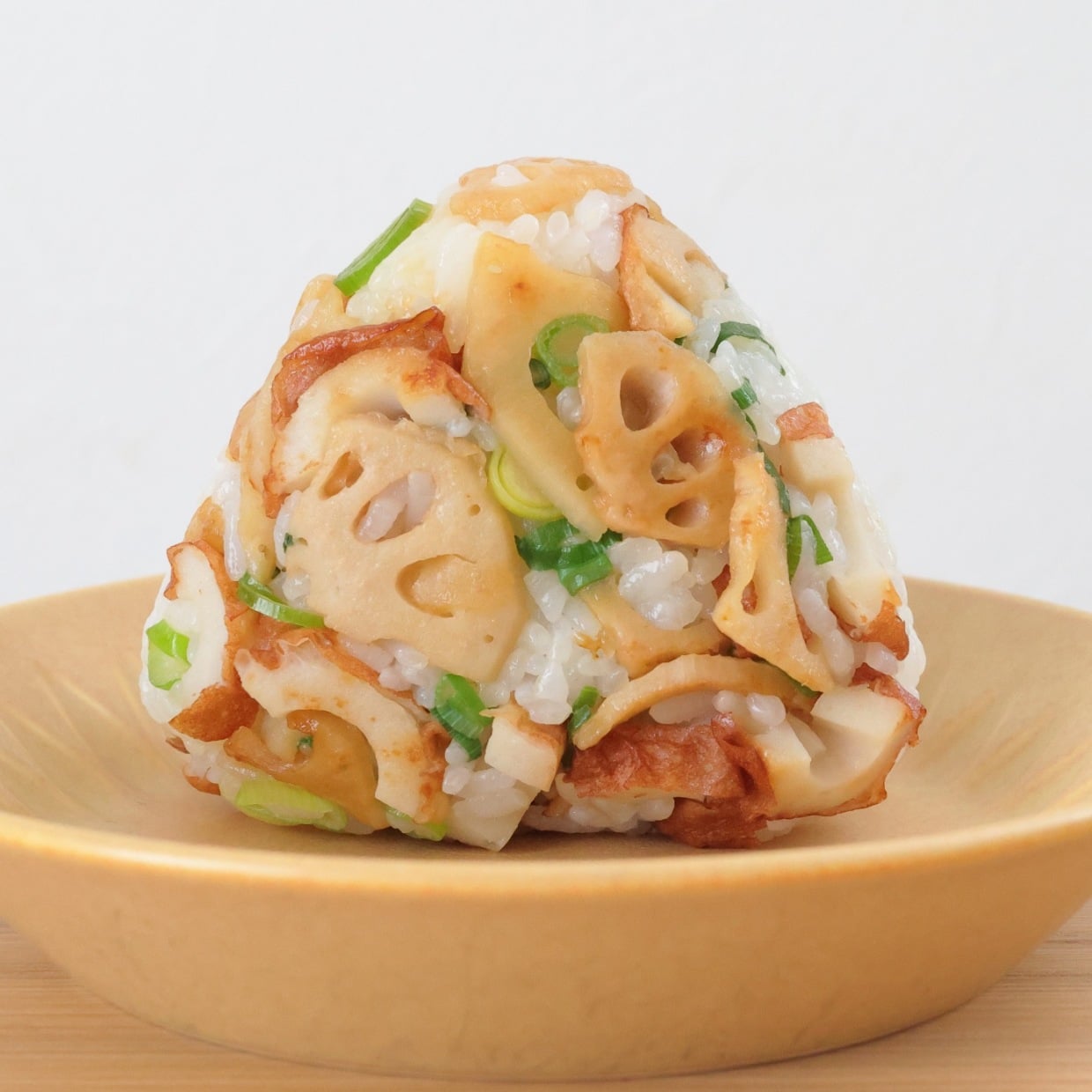  朝「おにぎり」に混ぜると満足感が上がる。“タンパク質や食物繊維がとれる”栄養抜群な組み合わせ 