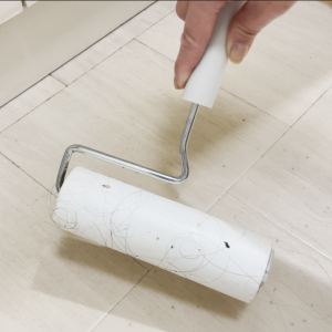 掃除機いらず！「洗面台床」に落ちた“髪の毛とホコリ”の簡単掃除法「清潔感が違う」「すぐに出せる」