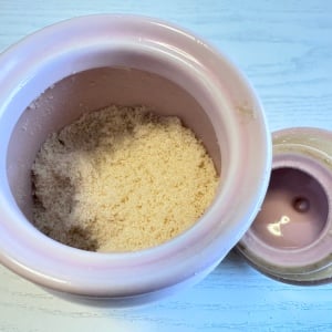 まるで石のように「固まった砂糖」をサラサラに戻す“魔法のひと工夫”「放置でOK」「調理効率アップ」