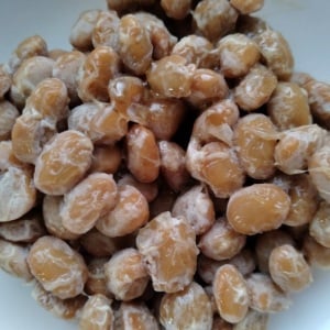 「大さじ2入れるだけ」いつもの納豆ご飯が“驚くほどおいしくなる”裏ワザ「サクサク食感もいい」