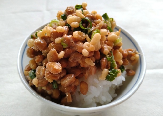 大さじ2入れるだけ」いつもの納豆ご飯が“驚くほどおいしくなる”裏ワザ
