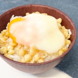 「大さじ1散らすだけ」いつもの卵かけご飯のおいしさが倍増する食材「箸が止まらない」