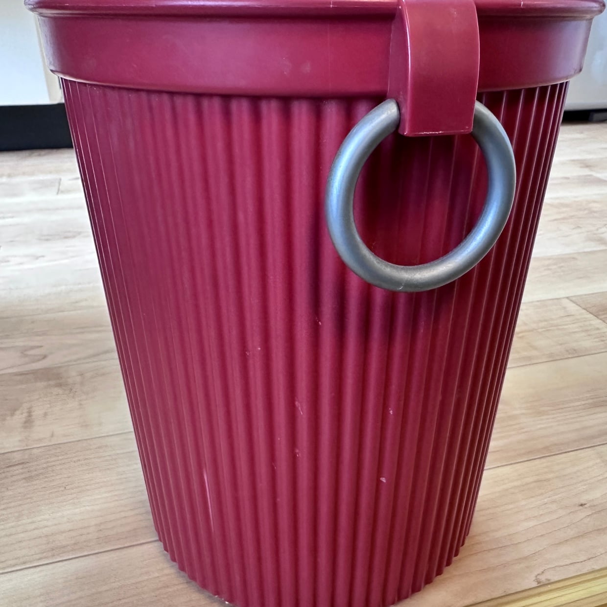  外から見えない！インテリアの邪魔をしない「ゴミ箱」の“はみ出しビニール”を目立たなくするワザ 