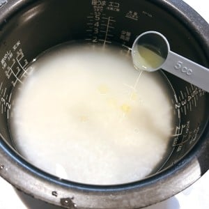 「小さじ1入れるだけ」で“ふっくらツヤツヤ”なごはんを炊きあげる裏ワザ「ふわふわ触感」「おいしい」