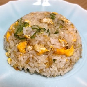 「作りはじめの工程を変えるだけ」シンプルなチャーハンが“コク旨・ツヤツヤ”になる裏ワザ「満足感ある」