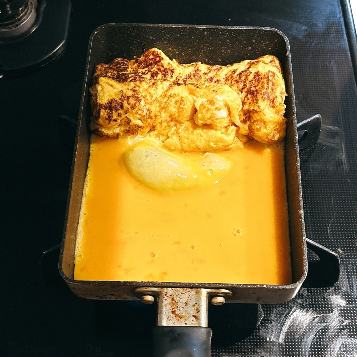  「小さじ1入れるだけ」ふんわり色鮮やかな“玉子焼き”になる裏ワザ「黄色がきれい」「お弁当にいい」 