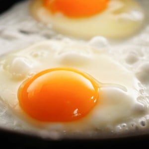 「パラっとかけるだけ」“2つの食感”を楽しめるアレンジ目玉焼きの作り方「相性抜群」「せんべいみたい」